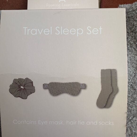 Roaming Essentials Eye Mask Hair Tie & Socks Travel bag Sleep Set Gray OS NEW - Picture 3 of 4